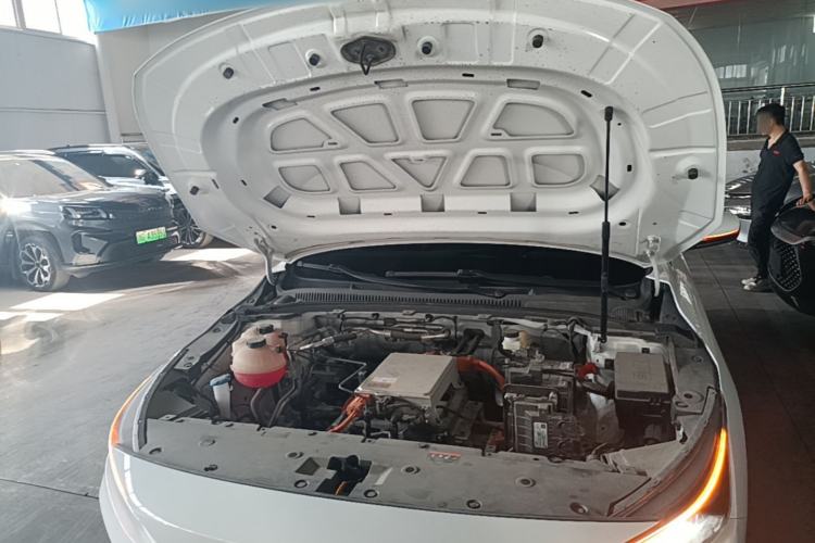 Used Geometry A 2024 410KM Travel Edition Engine Bay