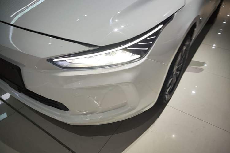 Used Geometry A 2024 410KM Travel Edition Left Front Headlight