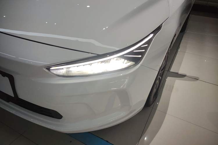 Used Geometry A 2024 410KM Travel Edition Left Front Headlight