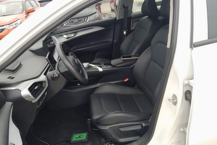 Used Geometry A 2024 410KM Travel Edition Left Front Seat