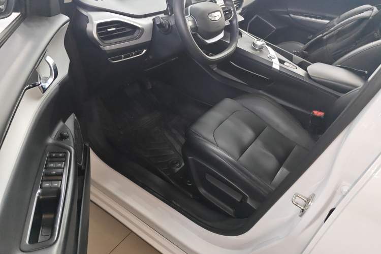 Used Geometry A 2024 410KM Travel Edition Left Front Seat