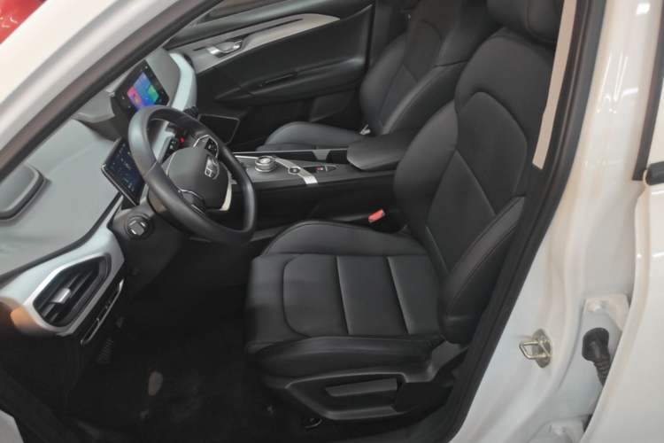 Used Geometry A 2024 410KM Travel Edition Left Front Seat