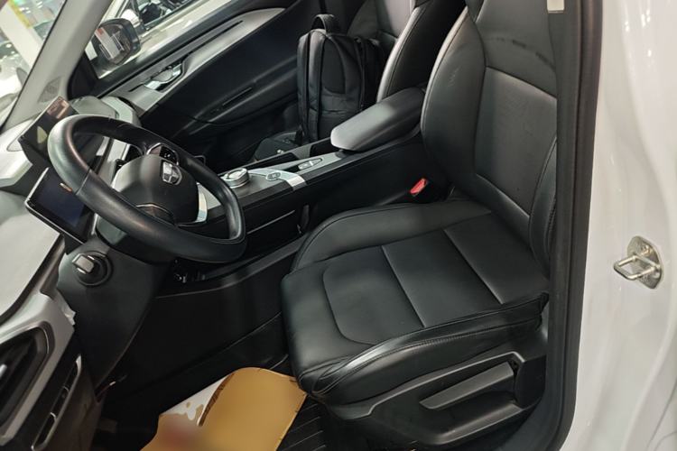 Used Geometry A 2024 410KM Travel Edition Left Front Seat