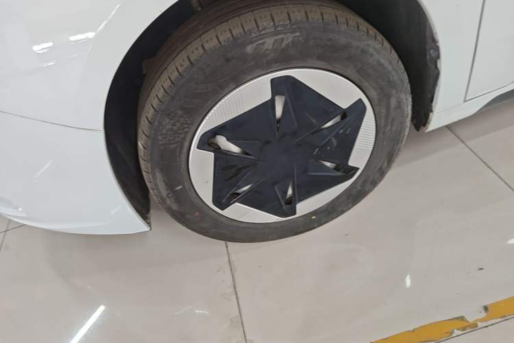 Used Geometry A 2024 410KM Travel Edition Left Front Wheel Hub
