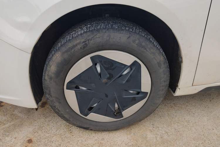 Used Geometry A 2024 410KM Travel Edition Left Front Wheel Hub