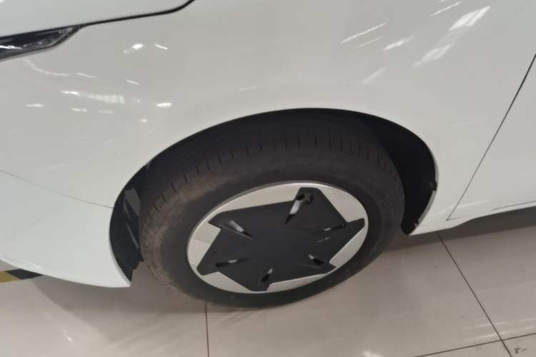 Used Geometry A 2024 410KM Travel Edition Left Front Wheel Hub