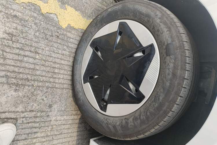 Used Geometry A 2024 410KM Travel Edition Left Front Wheel Hub