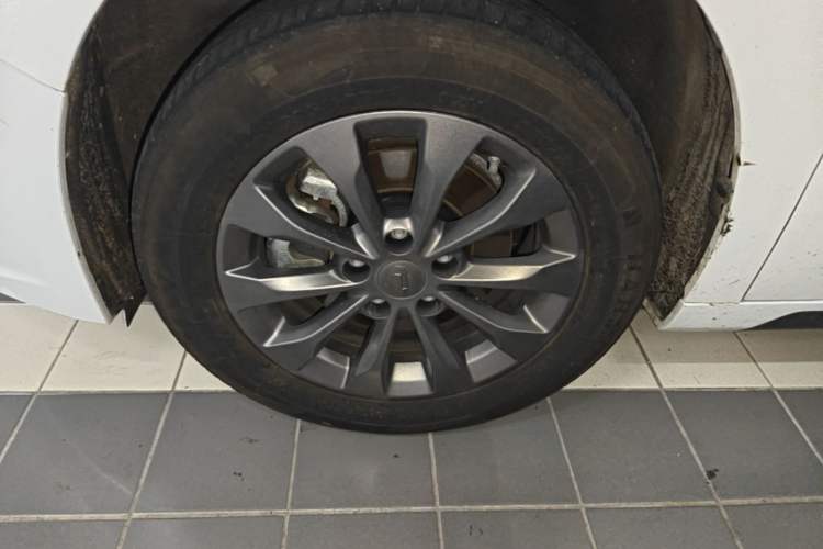 Used Geometry A 2024 410KM Travel Edition Left Front Wheel Hub