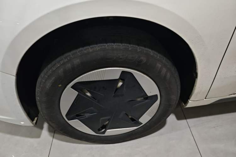 Used Geometry A 2024 410KM Travel Edition Left Front Wheel Hub