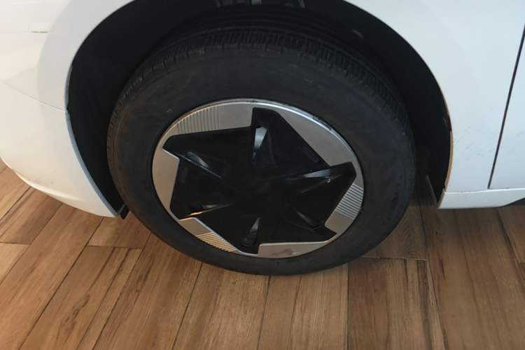 Used Geometry A 2024 410KM Travel Edition Left Front Wheel Hub