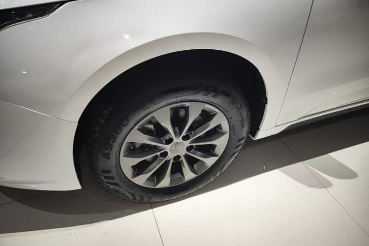 Used Geometry A 2024 410KM Travel Edition Left Front Wheel Hub