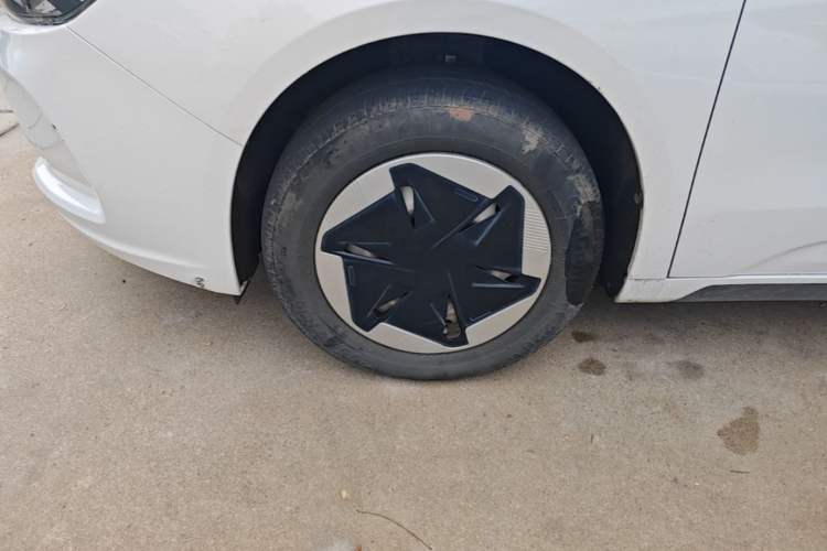 Used Geometry A 2024 410KM Travel Edition Left Front Wheel Hub