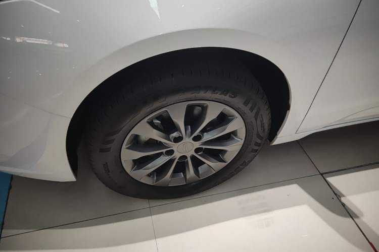 Used Geometry A 2024 410KM Travel Edition Left Front Wheel Hub