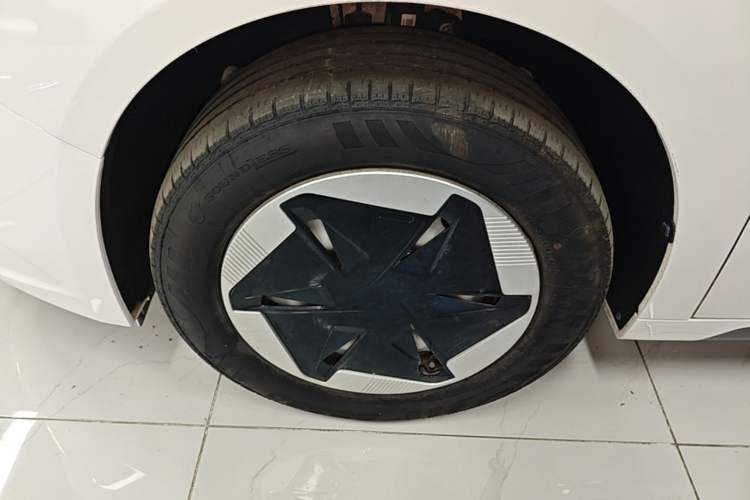 Used Geometry A 2024 410KM Travel Edition Left Front Wheel Hub