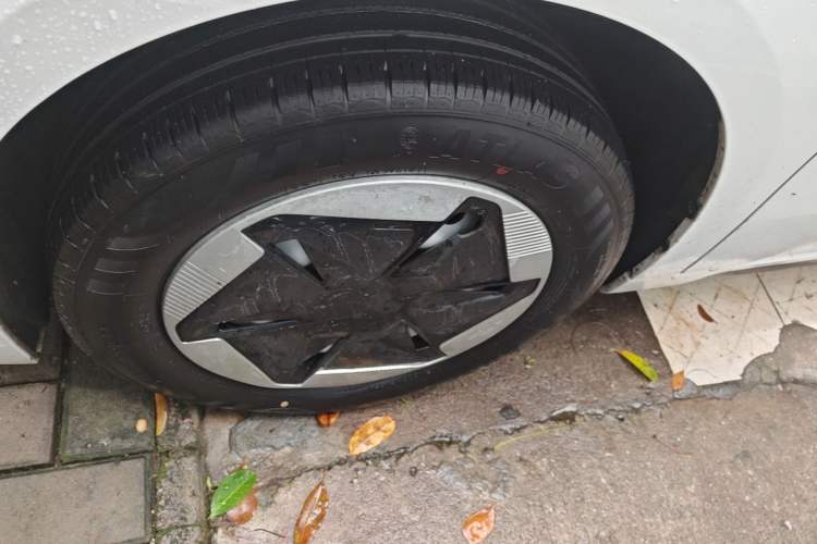 Used Geometry A 2024 410KM Travel Edition Left Front Wheel Hub