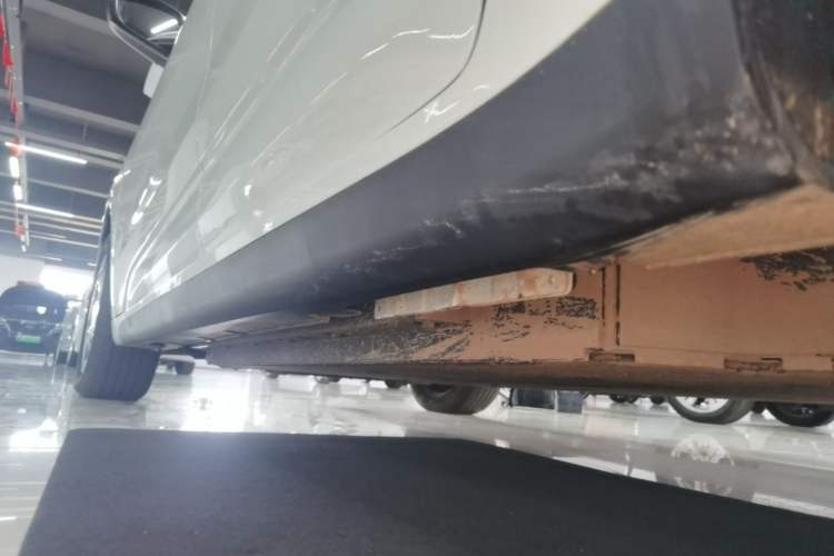 Used Geometry A 2024 410KM Travel Edition Left Side Sill