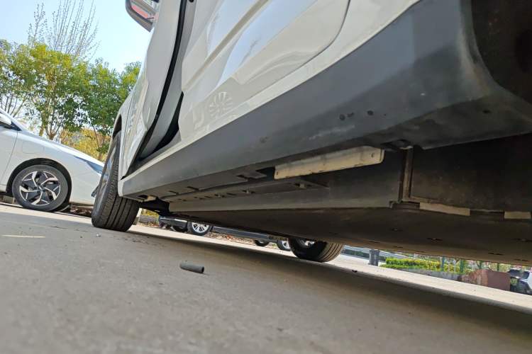 Used Geometry A 2024 410KM Travel Edition Left Side Sill