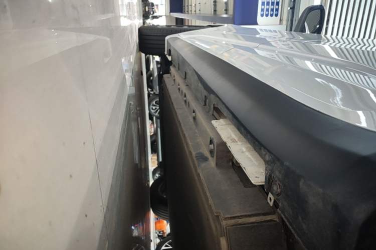 Used Geometry A 2024 410KM Travel Edition Left Side Sill