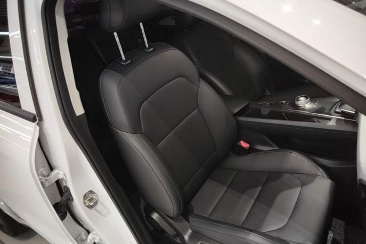 Used Geometry A 2024 410KM Travel Edition Right Front Seat