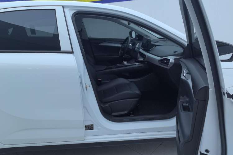 Used Geometry A 2024 410KM Travel Edition Right Front Seat