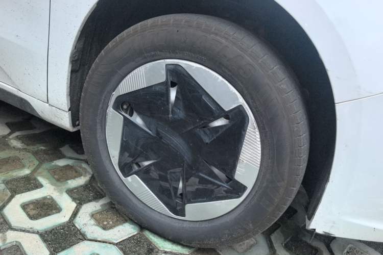 Used Geometry A 2024 410KM Travel Edition Right Front Wheel Hub