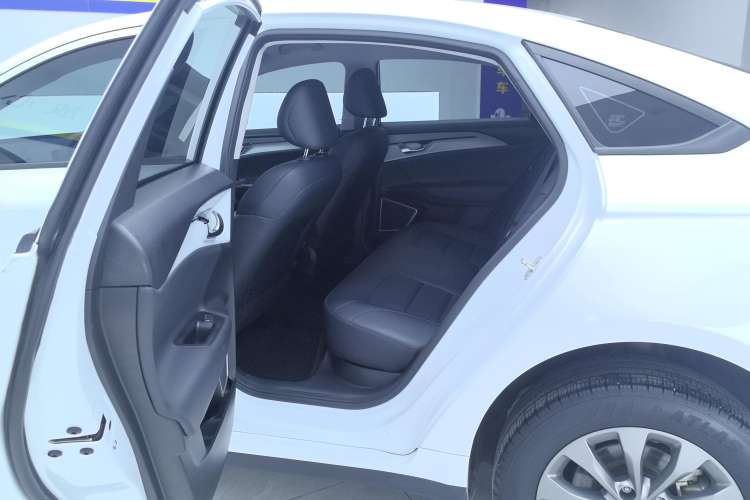 Used Geometry A 2024 410KM Travel Edition Right Rear Seat