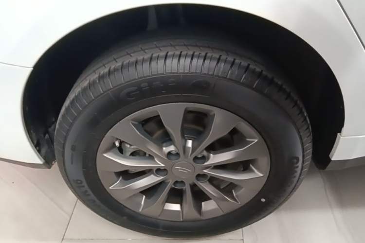 Used Geometry A 2024 410KM Travel Edition Right Rear Wheel Hub