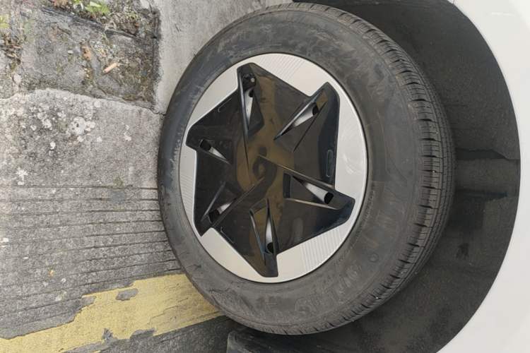 Used Geometry A 2024 410KM Travel Edition Right Rear Wheel Hub