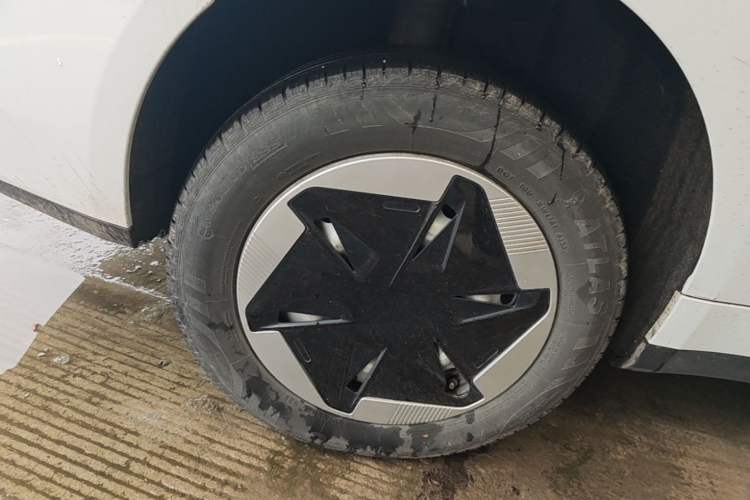 Used Geometry A 2024 410KM Travel Edition Right Rear Wheel Hub