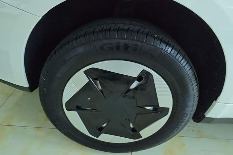 Used Geometry A 2024 410KM Travel Edition Right Rear Wheel Hub