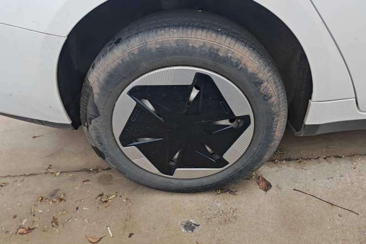 Used Geometry A 2024 410KM Travel Edition Right Rear Wheel Hub
