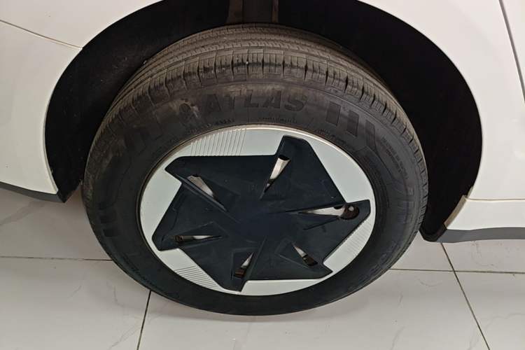Used Geometry A 2024 410KM Travel Edition Right Rear Wheel Hub
