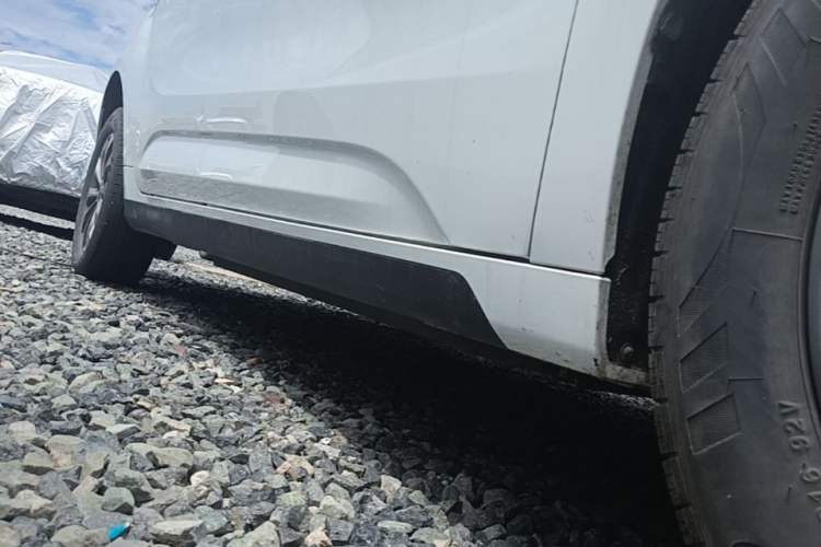 Used Geometry A 2024 500KM Travel Edition Right Side Sill