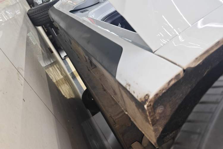 Used Geometry A 2024 410KM Travel Edition Right Side Sill