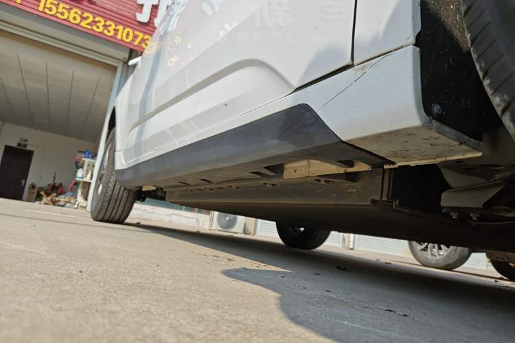 Used Geometry A 2024 410KM Travel Edition Right Side Sill