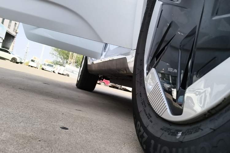Used Geometry A 2024 410KM Travel Edition Right Side Sill