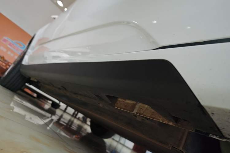 Used Geometry A 2024 410KM Travel Edition Right Side Sill