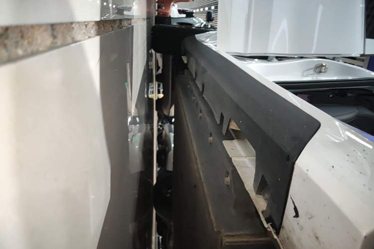 Used Geometry A 2024 410KM Travel Edition Right Side Sill