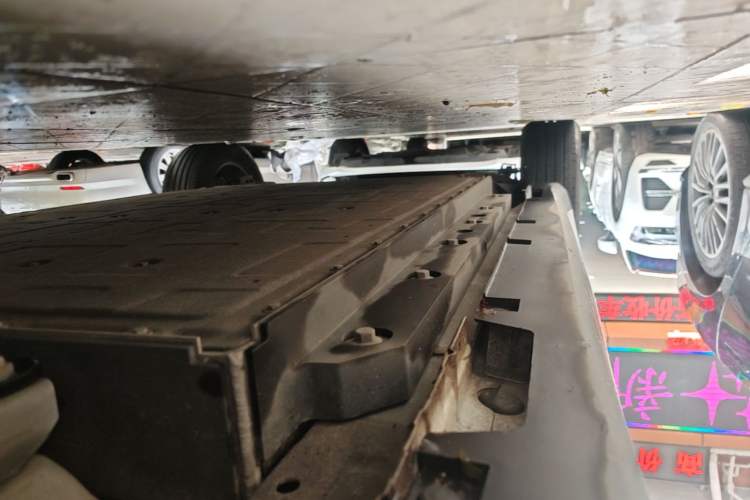 Used Geometry A 2024 410KM Travel Edition Right Side Sill