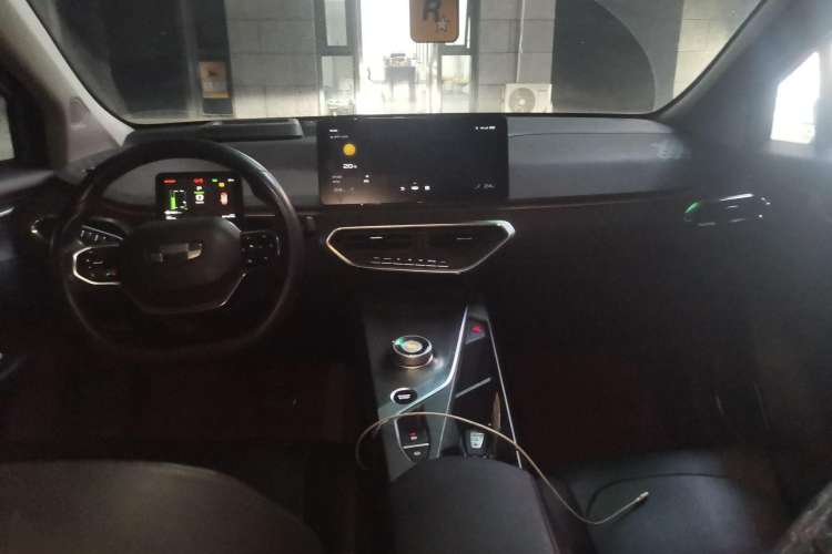 Used Geometry C 2020 Premium Range Version 400 KM C+ Center Console