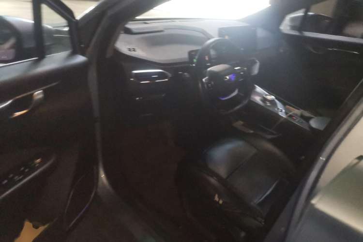 Used Geometry C 2020 Premium Range Version 400 KM C+ Driver Seat