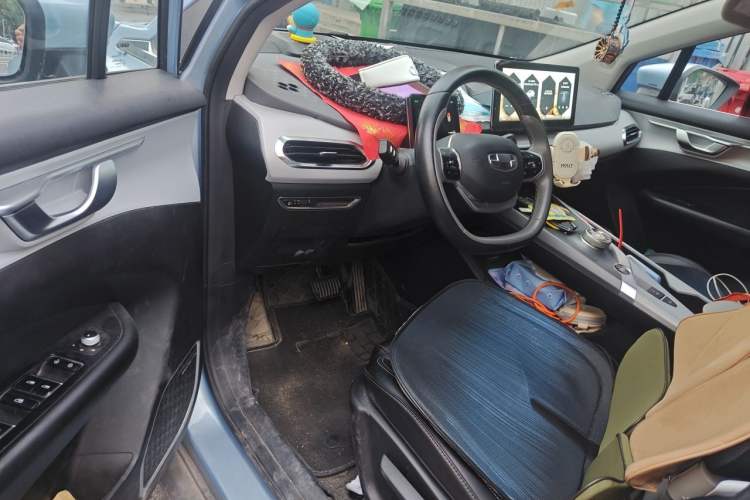 Used Geometry C 2020 Premium Range Edition 400 KM C+ Pro Driver Seat