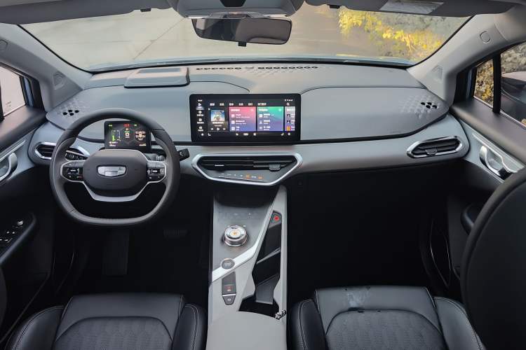Used Geometry C 2020 Selected Range Edition 550 KM C++ Interior 2