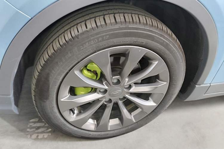 Used Geometry C 2020 Selected Range Edition 550 KM C++ Left Front Wheel Hub