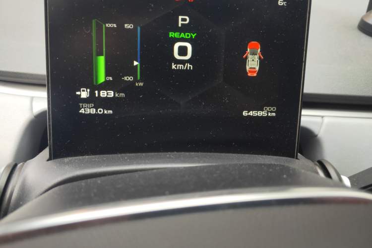 Used Geometry C 2020 Premium Range Version 400 KM C Odometer Close Up