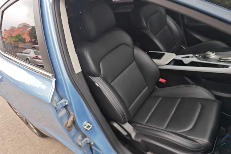 Used Geometry C 2020 Selected Range Edition 550 KM C++ Right Front Seat