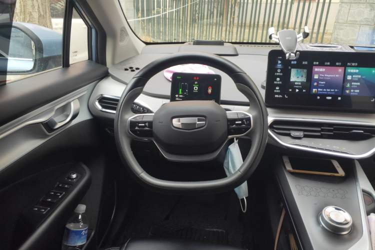 Used Geometry C 2020 Premium Range Version 400 KM C Steering Wheel
