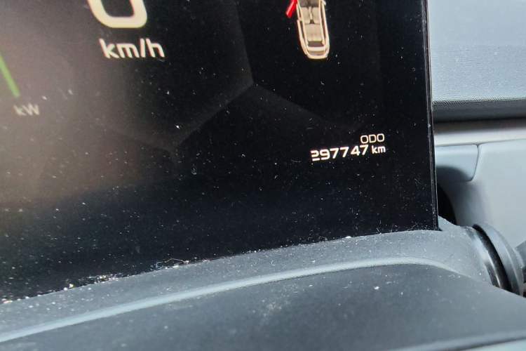 Used Geometry C 2020 Selected Range Edition 550 KM C++ Odometer Close Up
