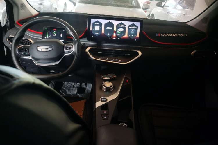 Used Geometry C 2020 Premium Range Version 400 KM C+ Center Console