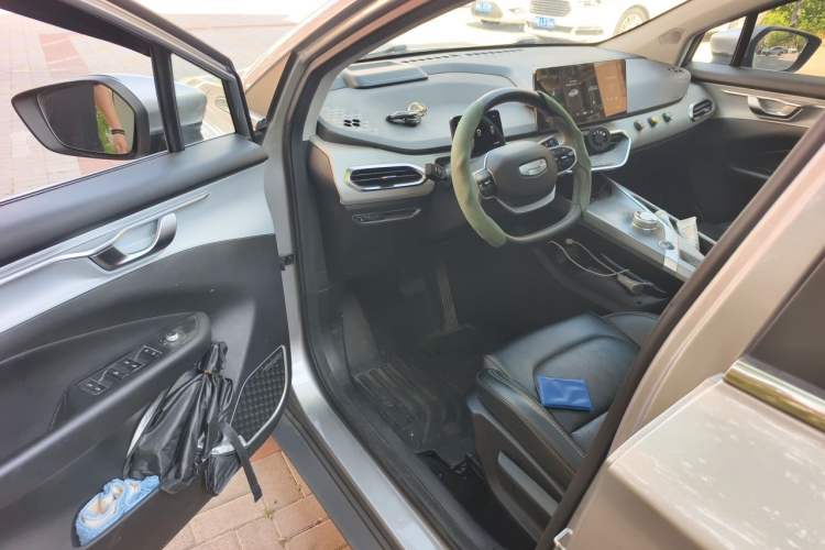 Used Geometry C 2020 Premium Range Edition 400 KM C+ Pro Interior 3